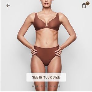 SKIMS NAKED UNDERWIRE PLUNGE BRA